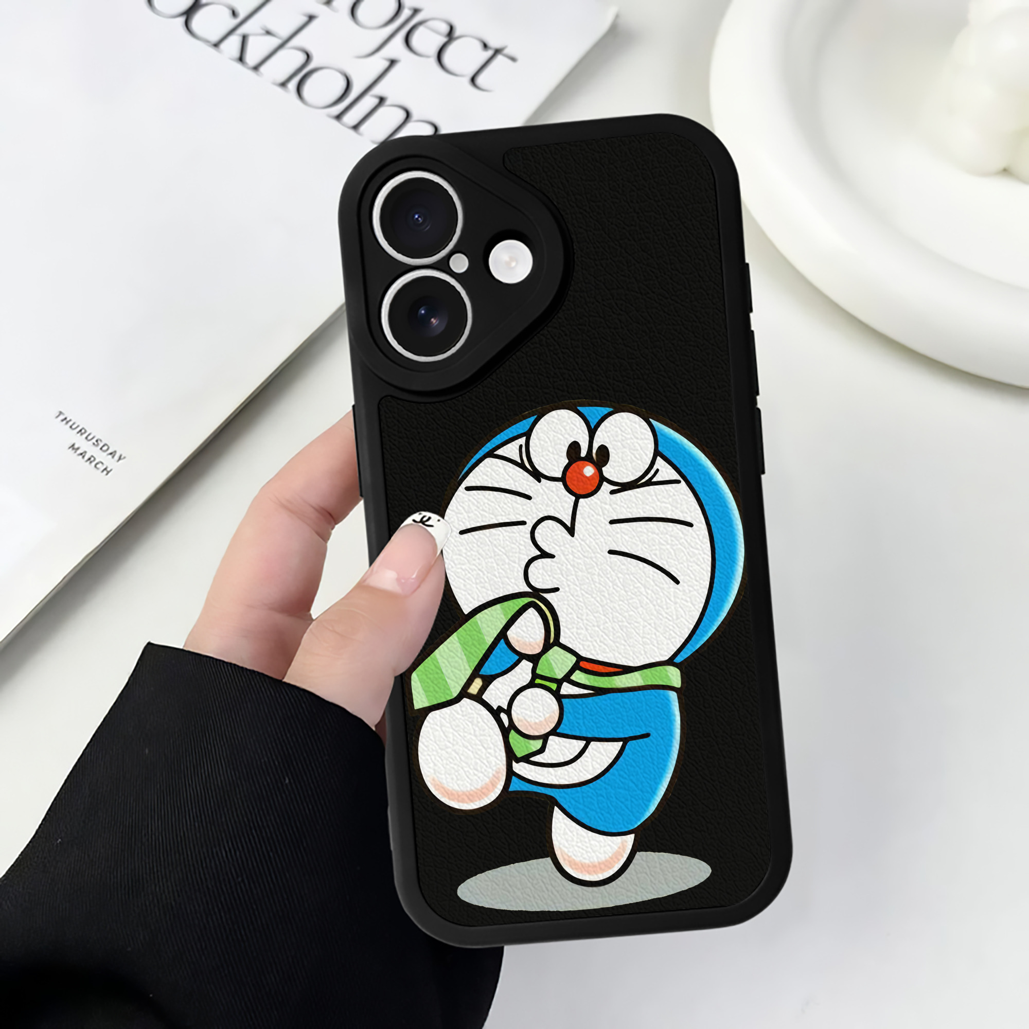 （画像用） ドラえもん Doraemon 【iPhone 16シリーズ対応】シリコンスマホケース（レザー調） 材質：シリコン